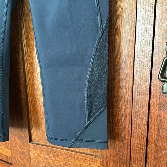 Lululemon Twist and Train Crop 19” - Picture 6 of 8